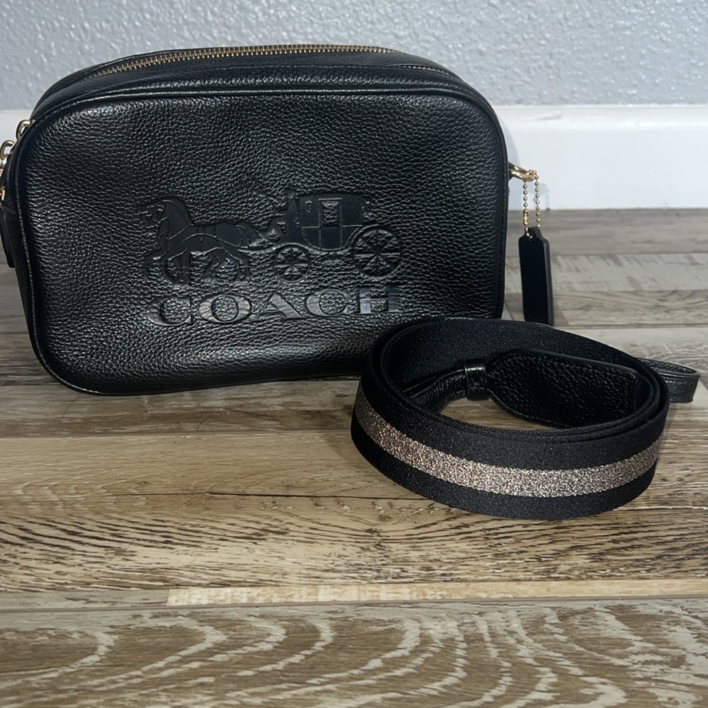 COACH HORSE AND CARRIAGE EMBOSSED DOUBLE ZIPPER SHOULDER/ CROSS BODY🖤